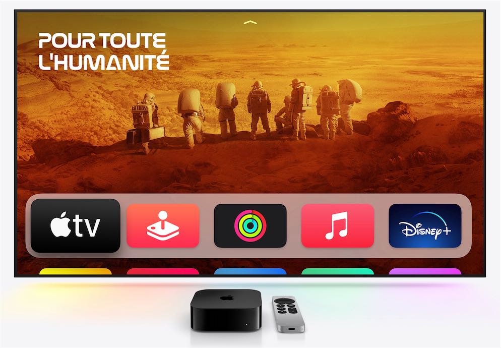 Image montrant l'Apple TV 4K au pied d'un téléviseur